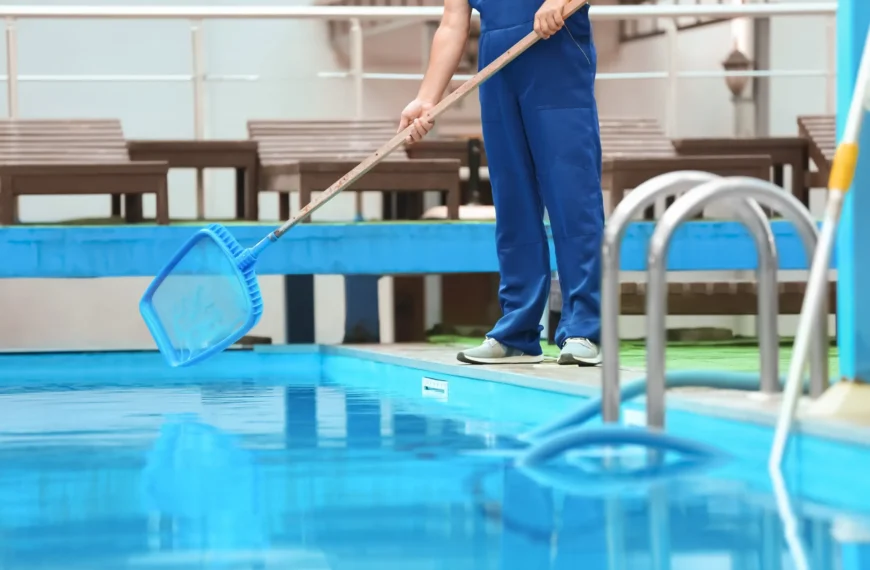 Pool Cleaning: Which Option Is Right for You?