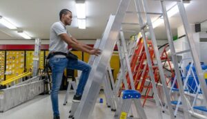 The Ultimate Guide to Choosing the Right Aluminum Ladder for Your Needs